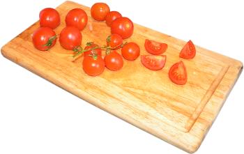pomidorki koktailowe, pomidorki koktajlowe, drewniana deska do krojenia